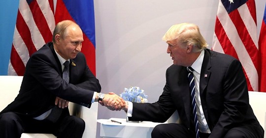 trump%20and%20putin%20agarrados%20de%20la%20mano2